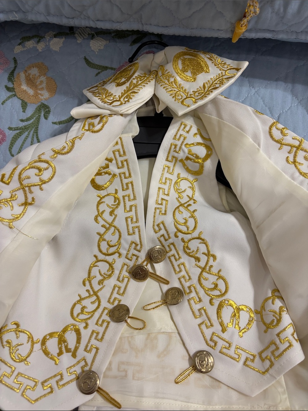 Charro Boy 8 Pc Size 2
Cream/Gold Hat BowTie Jacket Vest Shirt Pants Boots Belt - Picture 8 of 12